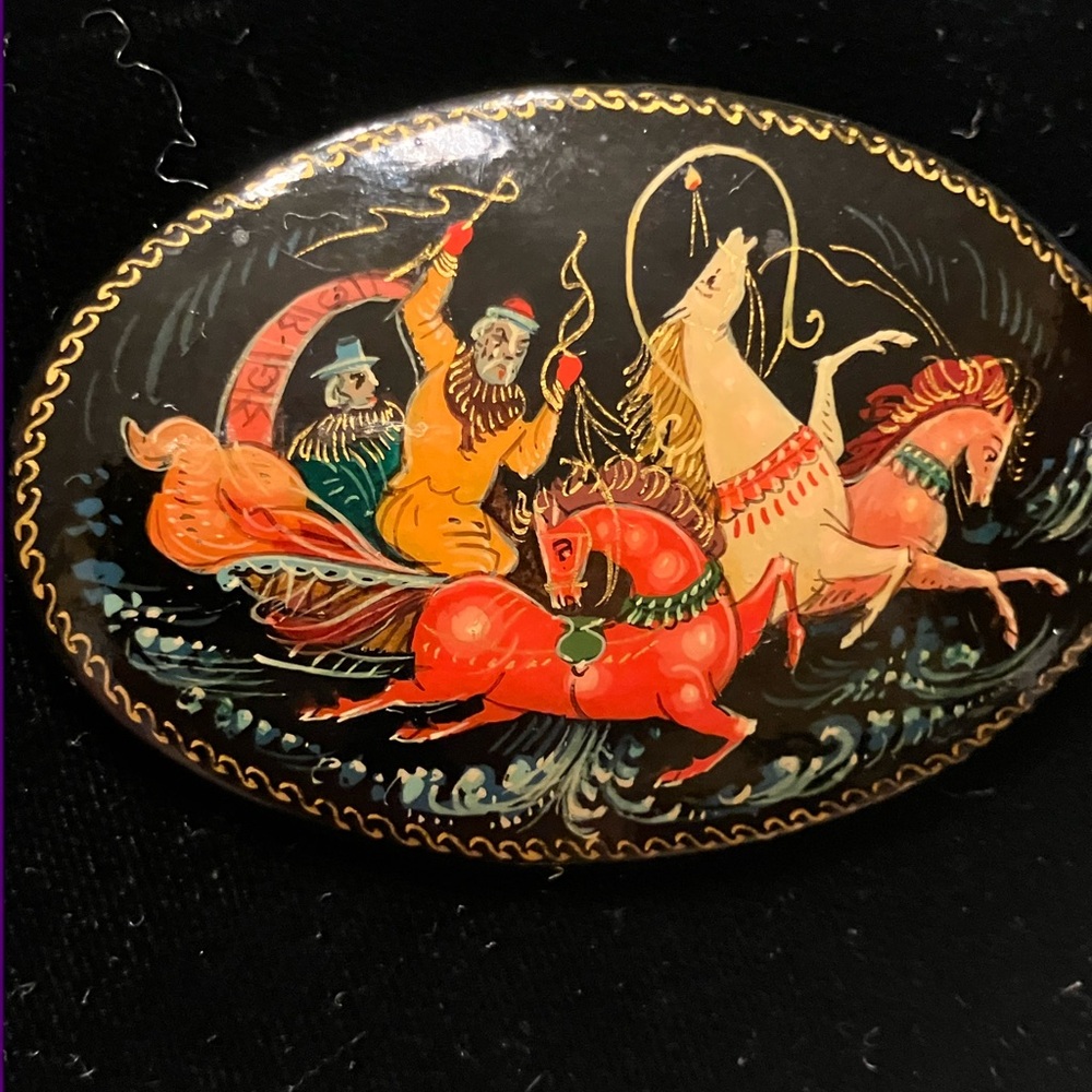 RUSSIAN HAND PAINTED LACQUERED BROOCH TROIKA SCENE USSR STAMPED - Picture 7 of 8